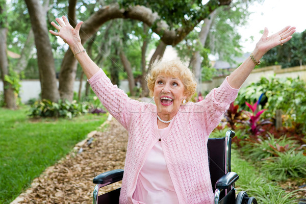 Senior doamnă scaun rulant extatic libertate fericit Imagine de stoc © lisafx