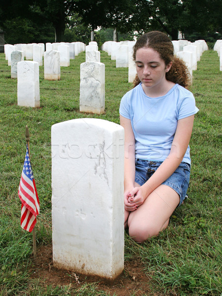 żałoba dziewczyna wojskowych cmentarz wojny smutne Zdjęcia stock © lisafx