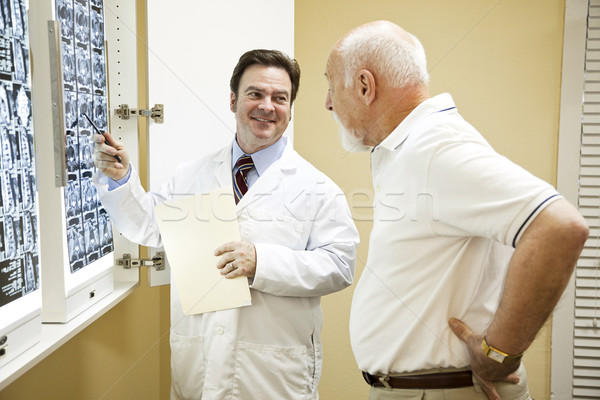 Imagine de stoc: Medic · rezultatele · testelor · chiropractician · rezultate · scanda
