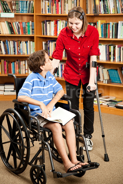 Discapacidad ninos biblioteca adolescente antebrazo muletas Foto stock © lisafx