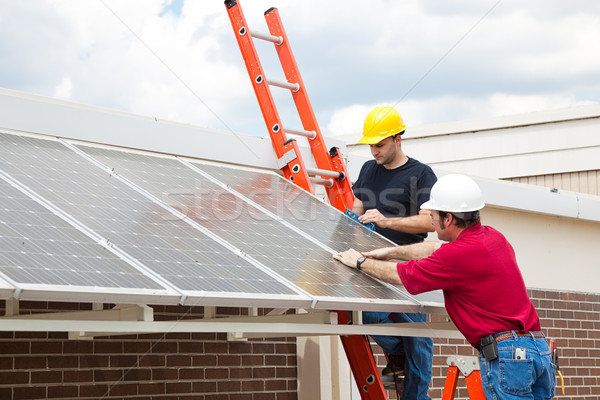 Stockfoto: Energie · zonnepanelen · werknemers · dak