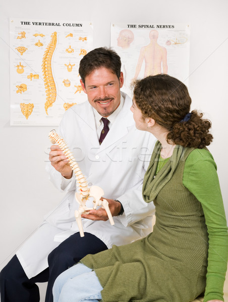 Freundlich Chiropraktiker Patienten lächelnd Modell Wirbelsäule Stock foto © lisafx