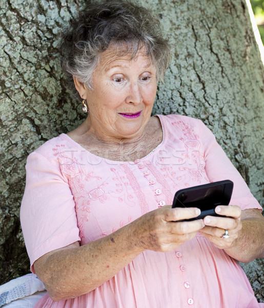 Meglepő szöveges üzenet idős nő okostelefon telefon Stock fotó © lisafx