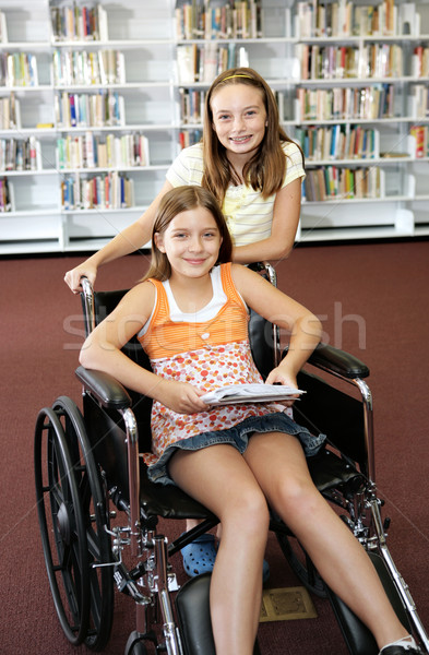 School bibliotheek helpen twee meisjes een Stockfoto © lisafx