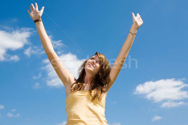 Teen girl pochwały piękna broni patrząc nieba Zdjęcia stock © lisafx