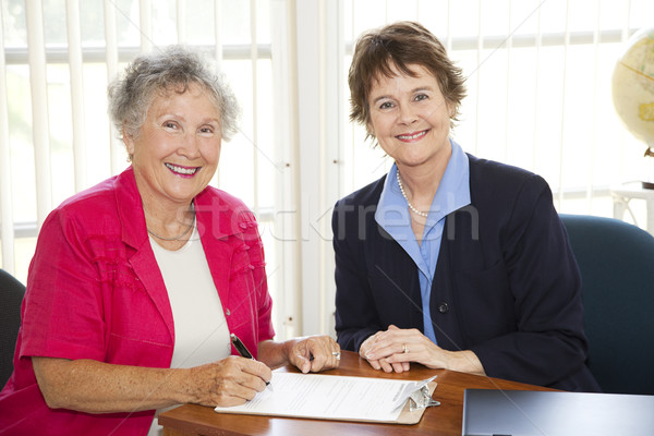 Senior donna firma scartoffie segni maturo Foto d'archivio © lisafx