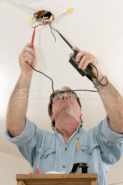 Photo stock: électricien · test · tension · sur · plafond · fils