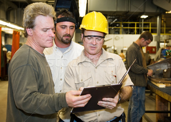 Fabriek werknemers intern controleren fabrieksarbeider bespreken Stockfoto © lisafx