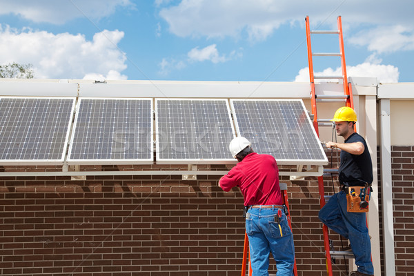 Verde energia solar trabalhadores painéis solares Foto stock © lisafx