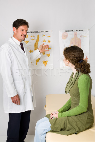 Iroda látogatás csontkovács magyaráz gerincoszlop idegrendszer Stock fotó © lisafx