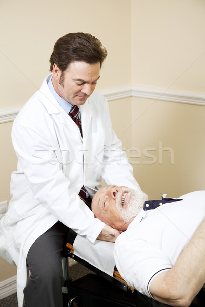 Chiropractician dureri de gat senior om fericit Imagine de stoc © lisafx