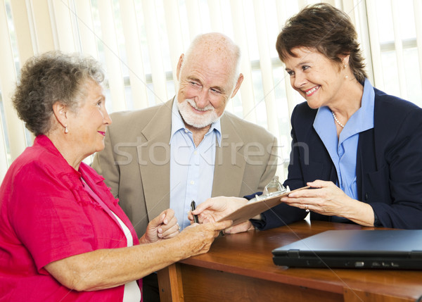 Altos asesoramiento financiero signo aquí pareja de ancianos de trabajo Foto stock © lisafx