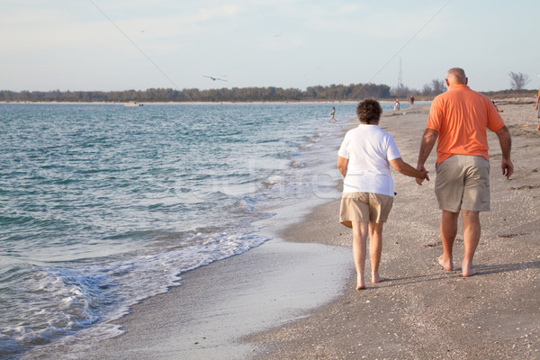 Stockfoto: Lopen · strand · gepensioneerd · paar · hand