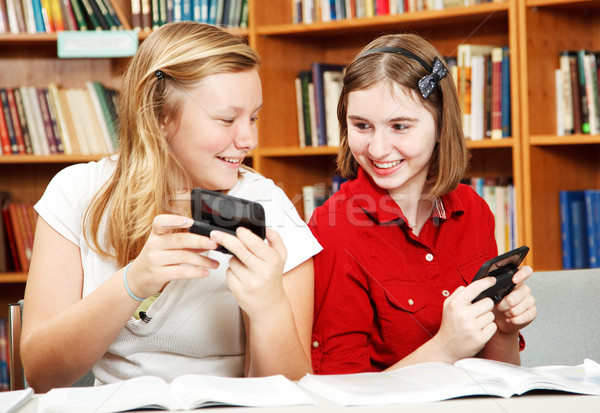 összekuszált diákok kettő tinilányok sms chat iskola Stock fotó © lisafx