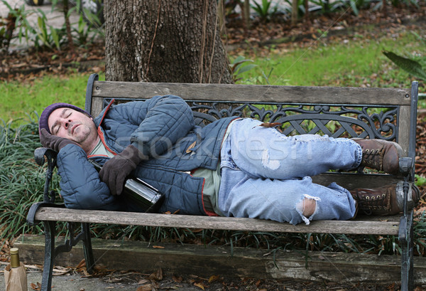 Hajléktalan férfi pad tele kilátás alszik Stock fotó © lisafx