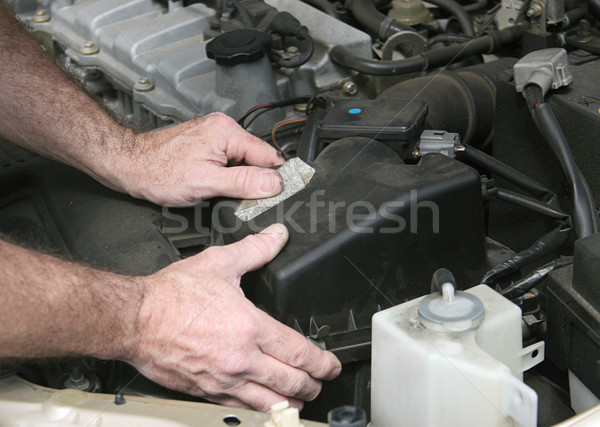 [[stock_photo]]: Mécanicien · mains · filtrer · couvrir · mécanicien · automobile · voiture