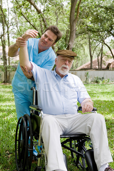 Senior fizioterapie terapeutul lucru dezactivat om Imagine de stoc © lisafx