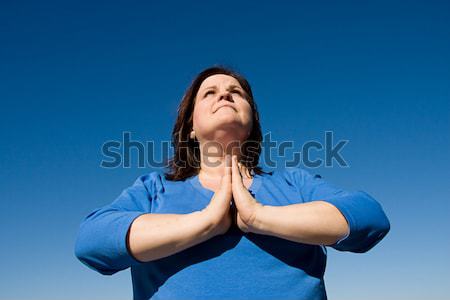 Zdjęcia stock: Modląc · odkryty · kobieta · żywy · Błękitne · niebo · szczęśliwy