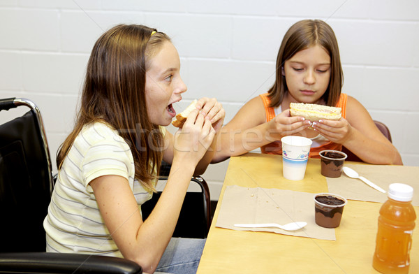 Iskola ebéd elvesz falat kettő lányok Stock fotó © lisafx