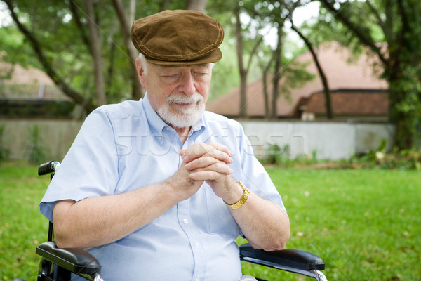 Modlitwy starszy człowiek wózek medycznych Zdjęcia stock © lisafx
