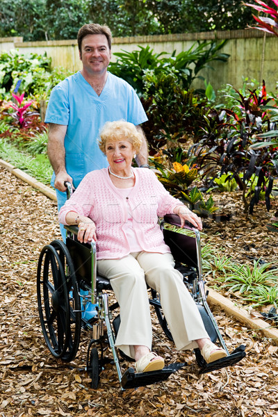 Gehandicapten senior vrouw verpleegkundige rolstoel mannelijke Stockfoto © lisafx