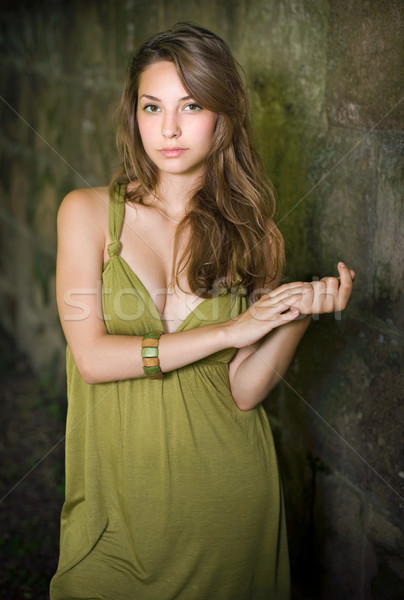 Schönen jungen Brünette posiert grünen Kleid Stock foto © lithian