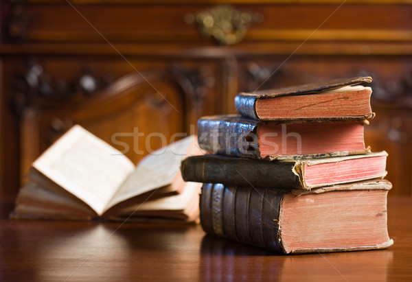 Misterioso olhando livros natureza morta antigo elegante Foto stock © lithian