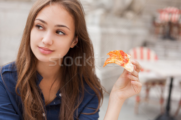 Młodych turystycznych kobieta jedzenie autentyczny pizza Zdjęcia stock © lithian