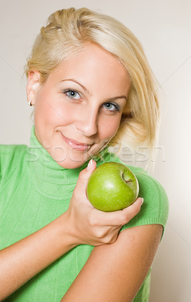 Belo jovem loiro oferta maçã verde Foto stock © lithian