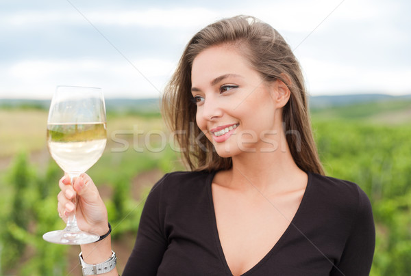 Degustare de vinuri turist femeie în aer liber portret frumos Imagine de stoc © lithian