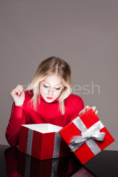 Piros ajándék doboz cuki portré gyönyörű fiatal Stock fotó © lithian