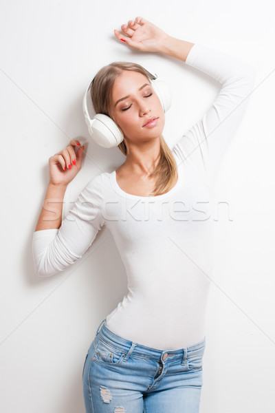Musique portrait blond beauté écouter de la musique blanche Photo stock © lithian