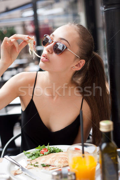 Eszik ki fiatal barna hajú nő étel Stock fotó © lithian
