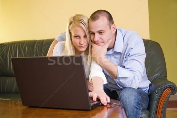 Atent atractiv laptop acasă fată Imagine de stoc © lithian