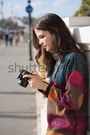 Fotoğrafçılık eğlence genç esmer kadın Stok fotoğraf © lithian