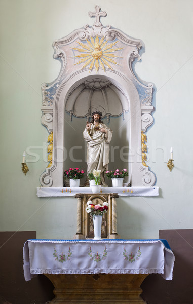 Biserică interior mic altar sculptură Isus Imagine de stoc © lithian