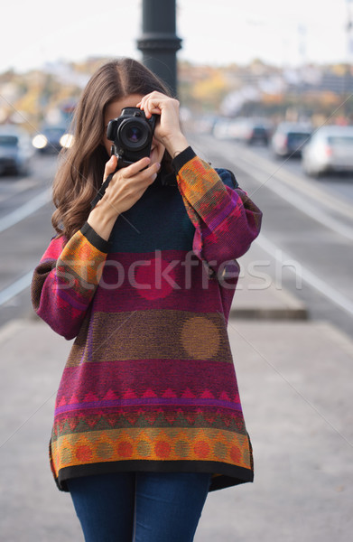 Zdobyć świetle młodych brunetka kobieta kamery Zdjęcia stock © lithian