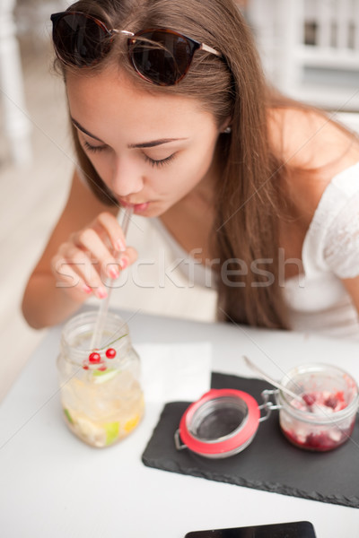 Foto stock: Comer · fuera · atractivo · jóvenes · morena · cena