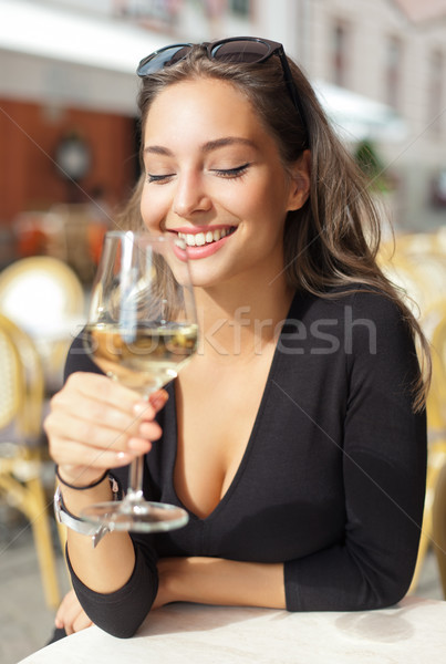 Dégustation de vin touristiques femme extérieur portrait belle Photo stock © lithian