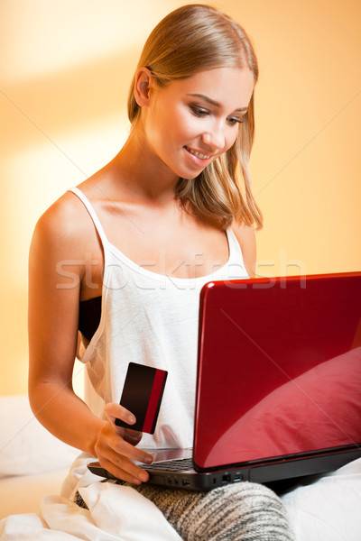 Jóvenes rubio portátil mujer usando la computadora portátil Foto stock © lithian