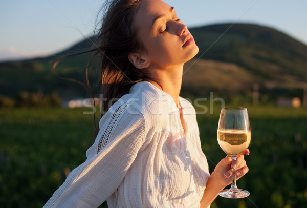 Przepiękny brunetka kobieta wina zabawy portret Zdjęcia stock © lithian