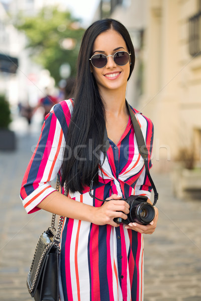 Jóvenes morena turísticos mujer aire libre retrato Foto stock © lithian