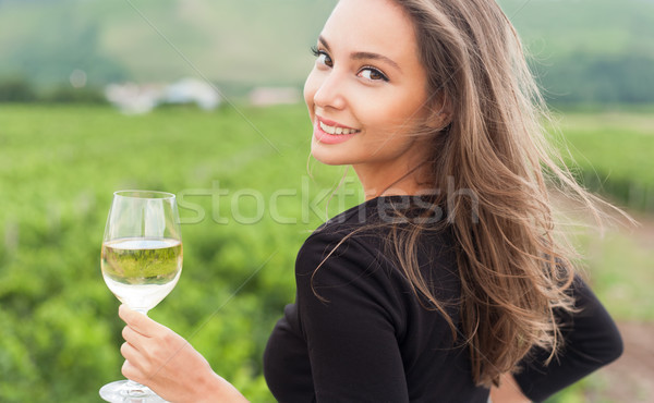 Degustare de vinuri turist femeie în aer liber portret frumos Imagine de stoc © lithian