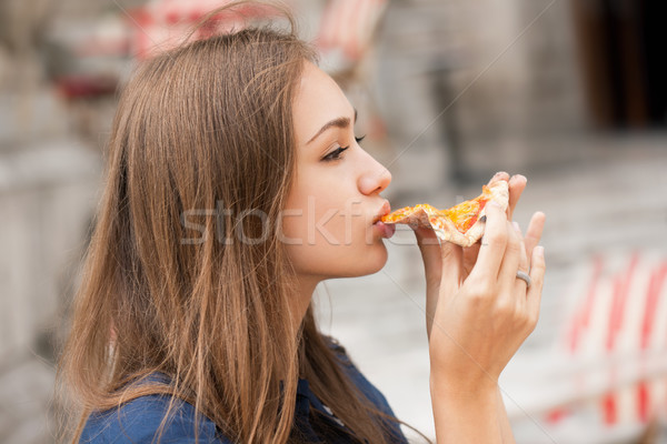 Tineri turist femeie mananca autentic pizza Imagine de stoc © lithian