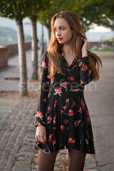 Tineri la moda bruneta în aer liber portret frumuseţe Imagine de stoc © lithian
