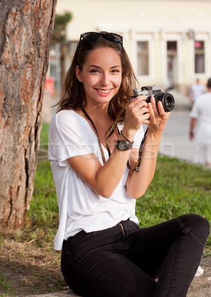 Brunetka kobieta analog kamery przepiękny młodych Zdjęcia stock © lithian