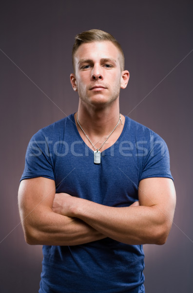 Munte de om portret greu uita muscular tânăr Imagine de stoc © lithian