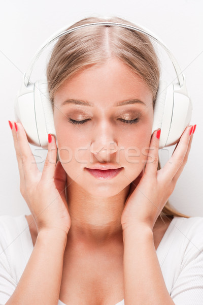 Muzyki portret blond piękna słuchanie muzyki biały Zdjęcia stock © lithian