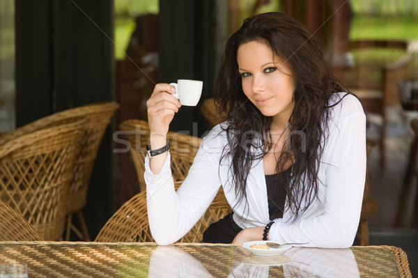 Coffeeshop meisje prachtig jonge brunette opknoping Stockfoto © lithian