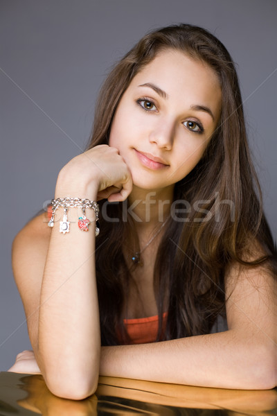 Frumuseţe portret tineri bruneta Imagine de stoc © lithian